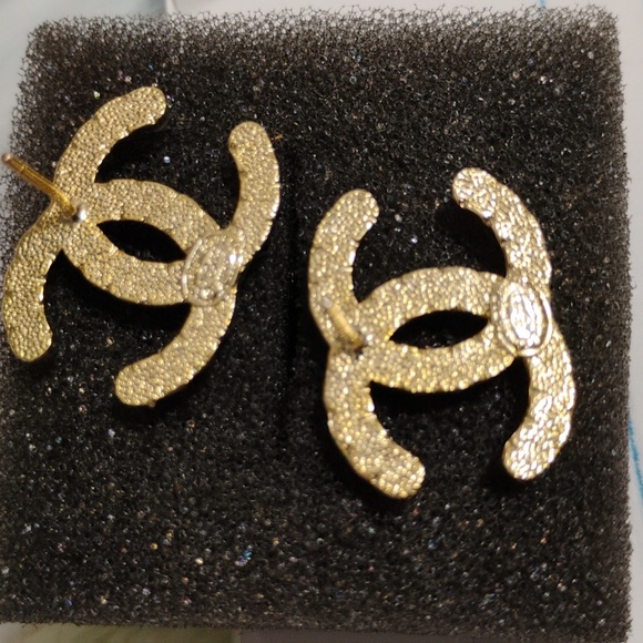 SALE! Auth CHANEL CC Black/White Crystals & Pearls Stud Earrings Gold Hardware - Picture 7 of 13